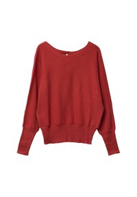 Suéter de punto rojo de gran tamaño con escote barco, mangas largas y detalle de ojal en la parte posterior. Textura suave con un corte holgado en el dobladillo.