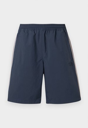 Granatowe sportowe szorty z elastycznym pasem, bocznymi kieszeniami i cienkimi białymi paskami biegnącymi wzdłuż zewnętrznych boków.