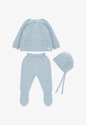 Conjunto de bebé de punto azul que incluye un suéter con patrón de trenzas, dos bolsillos frontales, pantalones a juego con diseño de pies y un gorro.