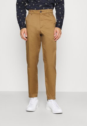 Khaki broeken van een katoenmix, met een rechte pasvorm, voorzakken en een knoopsluiting, gecombineerd met witte sneakers.