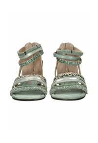 Grüne Sandalen mit Riemchen, die aus geschichteten Bändern mit Perlen- und Metallelementen bestehen, einem offenen Zehendesign und einem Obermaterial aus strukturiertem Stoff.