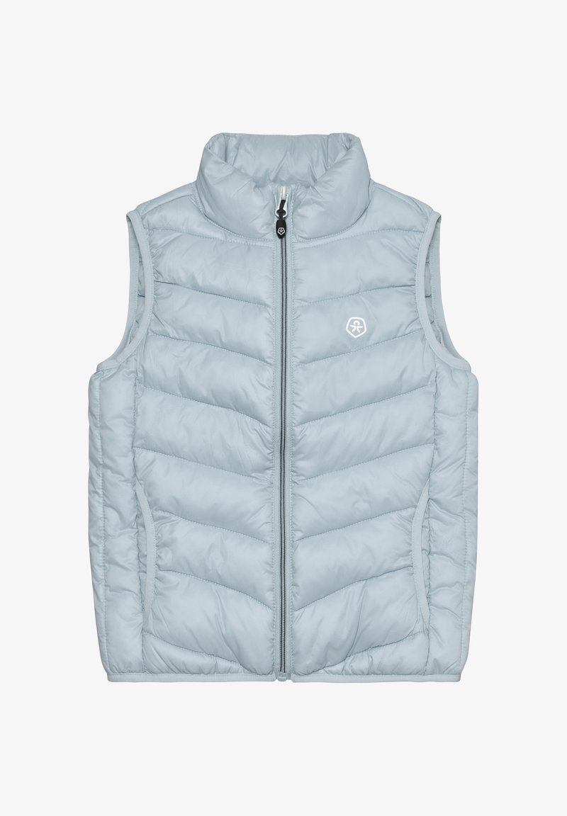 Lichtblauwe gewatteerde bodywarmer met hoge kraag, ritssluiting aan de voorkant en zijzakken. Heeft chevron-stiksels en een klein logo op de borst.