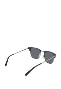 Granatowe okulary przeciwsłoneczne z szarymi soczewkami, metalową oprawą i cienkimi zausznikami. Posiadają prostokątne soczewki i gumowane końcówki zauszników dla komfortu.