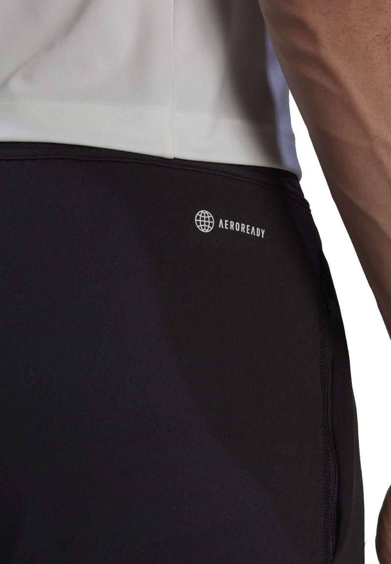 Schwarze Sportshorts mit AEROREADY-Branding, glatter Textur, einer Seitentasche mit Reißverschluss und taillierter Passform.