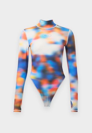 Body a maniche lunghe con un motivo astratto sfocato di blu, arancione e bianco. Presenta un collo alto e un design aderente. Cuciture sottili lungo i bordi.