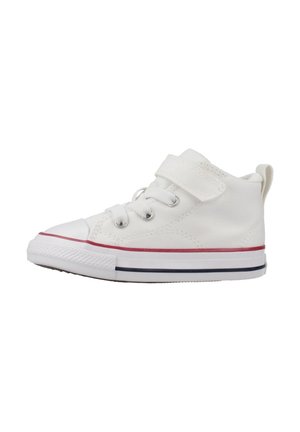 Sneaker bianco alta da bambino con lacci, una fascia in velcro e suola in gomma con strisce rosse e blu.