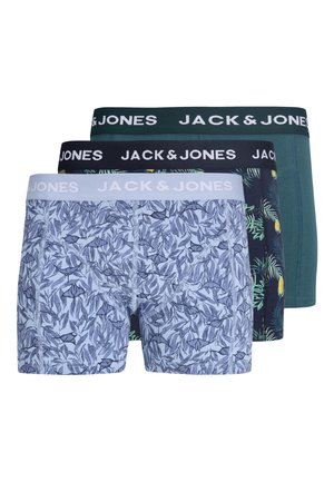 Drie paar herenboxershorts: één groen effen, één zwart met geel fruit- en groen bladpatroon, en één lichtblauw met donker bladpatroon, alle met merklabel.