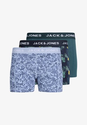 Τρία ζευγάρια ανδρικά μπόξερ, ένα πράσινο μονόχρωμο, ένα μαύρο με κίτρινο σχέδιο φρούτων και πράσινα φύλλα, και ένα γαλάζιο με σκούρο σχέδιο φύλλων, όλα επώνυμα.