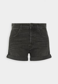 Pantalones cortos de mezclilla negra con una cintura alta, puños enrollados, bolsillos frontales y cierre de botón en la parte delantera. La tela muestra una ligera textura y un desgaste.