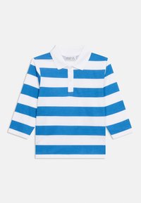 Μπλε και λευκό πουκάμισο πόλο με οριζόντιες ρίγες, μακριά μανίκια, δύο λευκά κουμπιά και λευκό γιακά, τοποθετημένο επίπεδο σε λευκό φόντο.