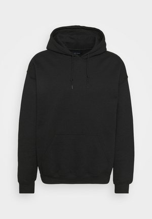 Czarny hoodie wykonany z mieszanki bawełny, z kapturem na sznurki, przednią kieszenią oraz ściągaczami na mankietach i u dołu. Gładka faktura.
