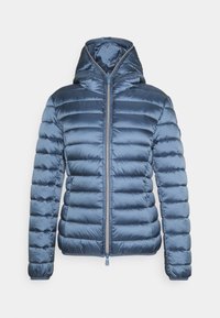 Gepolsterte blaue Jacke mit Kapuze, ausgestattet mit einem Frontreißverschluss und horizontalen Nähten zur Isolierung. Glatte Oberfläche und leichtes Design.