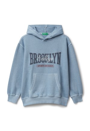 Hellblauer Kapuzenpullover mit Fronttasche, "BROOKLYN College" und "SPORTS DIVISION" in dunklem und weißen Text auf der Brust bedruckt.