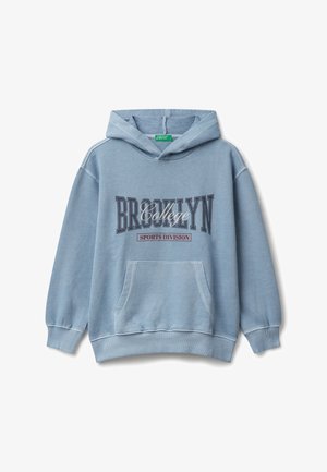 Světle modrá mikina s kapucí a přední kapsou, na hrudi s potiskem "BROOKLYN College" a "SPORTS DIVISION" ve tmavém a bílém písmu.