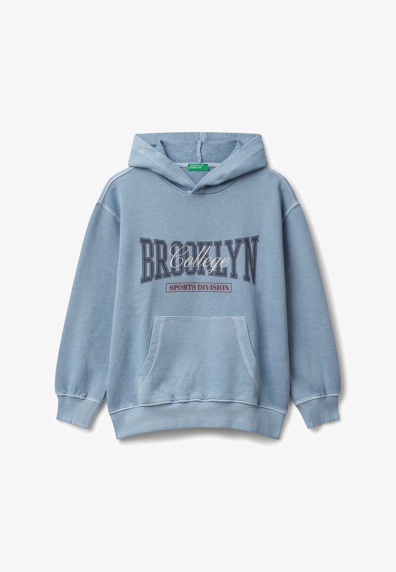 Světle modrá mikina s kapucí a přední kapsou, na hrudi s potiskem "BROOKLYN College" a "SPORTS DIVISION" ve tmavém a bílém písmu.