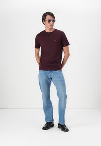 Tommy Hilfiger SEASONAL SOLID TEE - Paprasti marškinėliai - deep burgundy