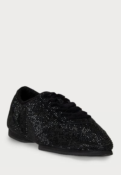 Scarpa nera a profilo basso, coperta di luccicanti strass neri, con punta rotonda, chiusura con lacci e texture superiore morbida.