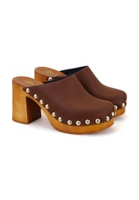 Sabots en cuir marron avec une finition texturée, dotés d'un talon en bois épais et de clous en laiton sur le côté. Design à bout fermé et sans arrière.