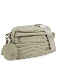 Bolso bandolera acolchado de color gris claro con un compartimento principal con cremallera y un estuche redondo desmontable. Cuenta con una correa de hombro plana y un hardware elegante.