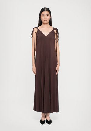 Rochie maxi maro cu bretele reglabile și decolteu în V, cu o siluetă fluidă.  Material moale, ușor, cu o textură netedă.
