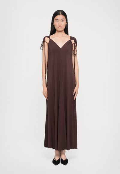 Braunes Maxikleid mit verstellbaren Bindegurten, einem V-Ausschnitt und einer fließenden Silhouette. Weicher, leichter Stoff mit glatter Textur.