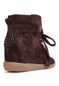 Καφέ σουέτ ψηλά sneakers με διακοσμητικά τρουκς, πλαϊνό φερμουάρ και κλείσιμο με υφασμάτινα κορδόνια με υφή. Διαθέτει λαστιχένια σόλα για καλύτερη πρόσφυση.