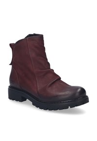 Botas de tobillo de cuero burdeos con diseño fruncido, punta redonda y suela de goma negra texturizada; presentan un pequeño lazo en la parte trasera.