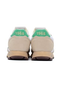 Tenis z zgornjim delom iz semiša in tkanine, z bež srednjim delom, zelenimi detajli in embosiranim napisom "1968" na peti. Trdna gumijasta podloga.
