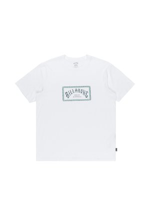 Witte T-shirt met korte mouwen met een rechthoekig Billabong logo in groen en zwarte tekst op de borst.