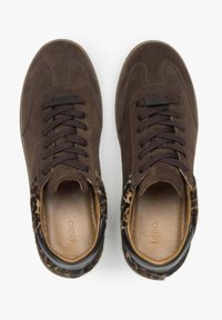 Hnědé semišové tenisky s leopardím vzorem na patě, koženým podšívkou a textilními šňůrkami. Mají oválnou špičku a texturovanou podrážku.