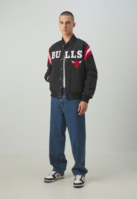 New Era NBA CHICAGO BULLS PANEL BOMBER - Klubu apģērbs - black/red