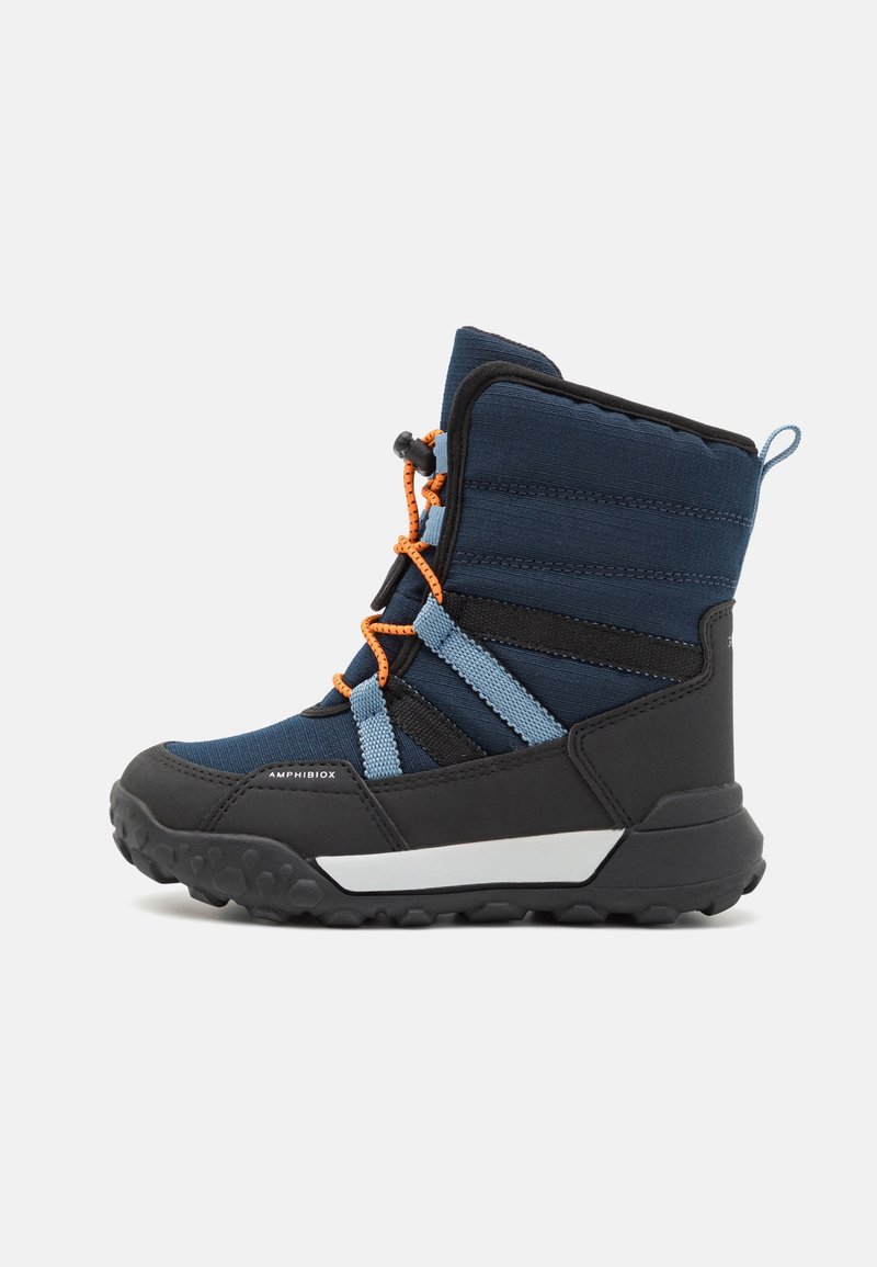 Bottes imperméables bleues avec une tige rembourrée, dotées de brides noires et bleues et de lacets orange. Semelle en caoutchouc texturée pour une bonne traction.