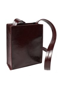 Pravokutna torba od burgundske kože s sjajnom završnom obradom, koja ima dugi remen za rame i minimalistički dizajn.