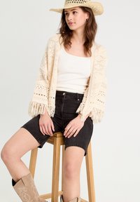 Thumbnail Image 4