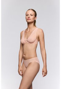 Helles rosa Lingerie-Set bestehend aus einem transparenten BH mit breiten Trägern und passenden Hipster-Shorts. Hergestellt aus leichtem, atmungsaktivem Stoff.