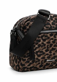 Tiermuster-Crossbody-Tasche aus glattem Stoff; ausgestattet mit einem schwarzen Trageriemen, silbernem Reißverschluss und Logo-Detail.