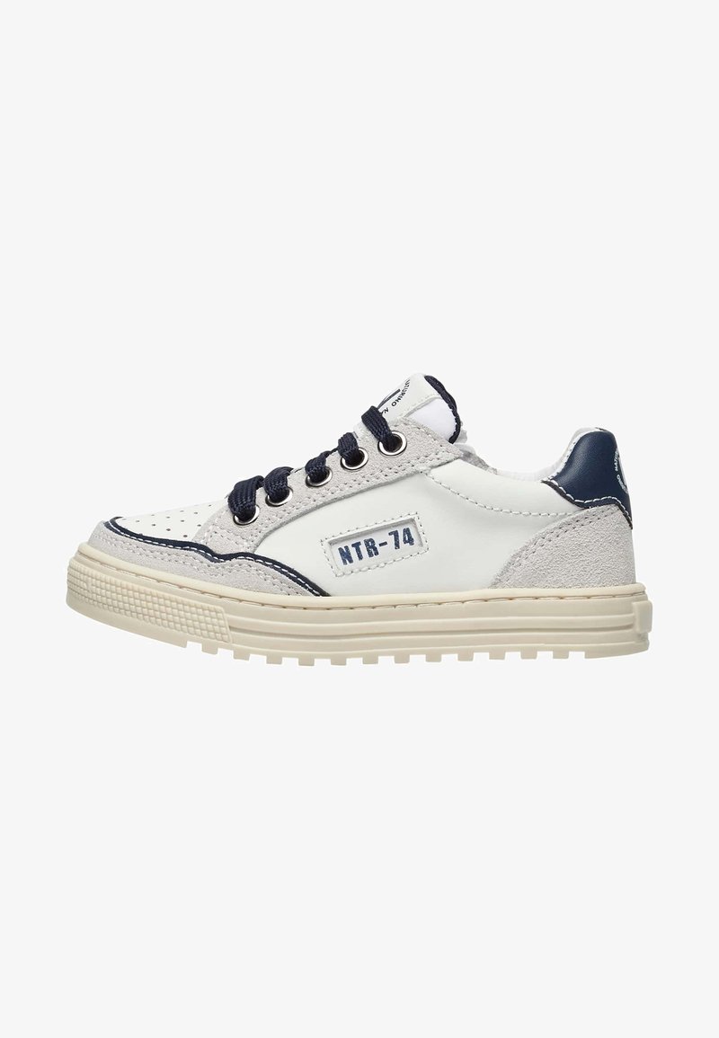 Sneaker in pelle bianca con accenti grigi, lacci blu navy, punta perforata e suola in gomma testurizzata. Presenta l'etichetta del marchio sul lato.