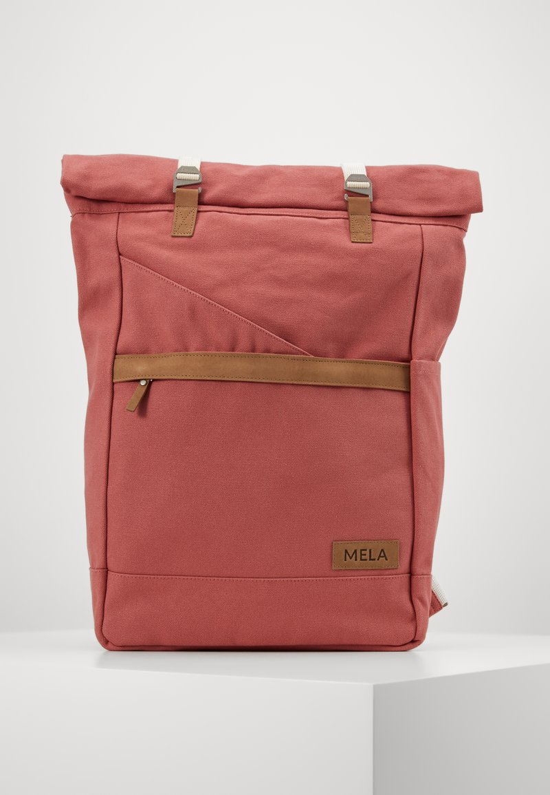 Rode canvas rugzak met roll-top sluiting, tan lederen accenten, voorvak met rits en merkembleem. Voorzien van verstelbare schouderbanden.
