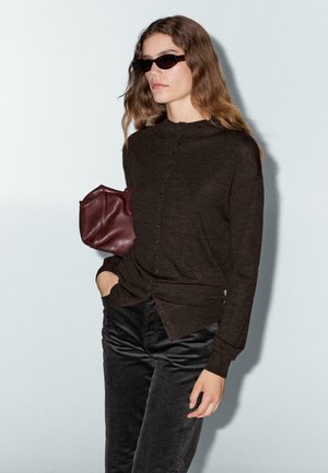 MOCK TURTLENECK WITH COVERED BUTTONS - Strickjacke - dark brown