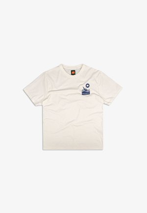 Cremfarbene Baumwoll-T-Shirt mit kurzen Ärmeln, ausgestattet mit einem blauen Grafiklogo im Bereich der linken Brusttasche und einem runden Halsausschnitt.