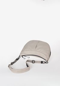Borsa a spalla in tessuto grigio con forma arrotondata, dotata di chiusura con zip, tracolla regolabile e elementi di design minimalisti.