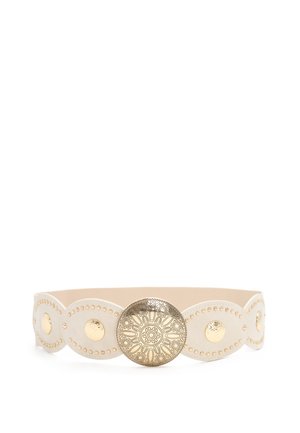 Ampia cintura beige con grandi accenti decorativi rotondi in metallo dorato e incisioni floreali intricate sul medaglione centrale.