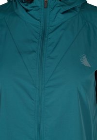 Teal letvægtsjakke med frontlynlås og hætte. Har diagonale syninger og et subtilt geometrisk logo på venstre bryst.