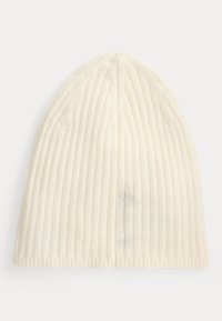 Krēmkrāsas ribu adījuma beanie cepure ar mīkstu tekstūru un noapaļotu augšu. Iezīmējas ar salocītu aproci apakšā, lai nodrošinātu papildu siltumu.