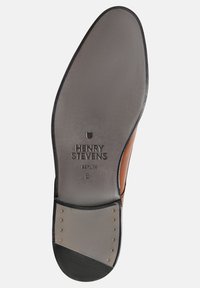 Brauner Lederschuhboden mit glattem grauem Finish, graviertem Logo und Metallnieten für besseren Halt. Abgerundete Zehenpartie und konturiertes Design für Komfort.