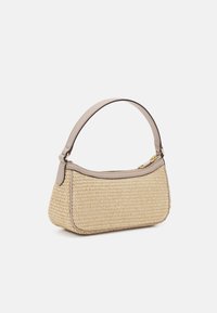 Bolso de paja trenzada con un ribete de cuero beige y correa para el hombro. Presenta una forma curvada y un cierre de cremallera en la parte superior.
