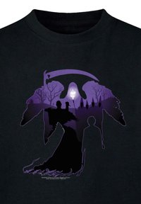 Sort T-shirt med et lilla grafisk design, der inkluderer silhuetter af en klædt figur, træer og gravsten. Tekst nederst.