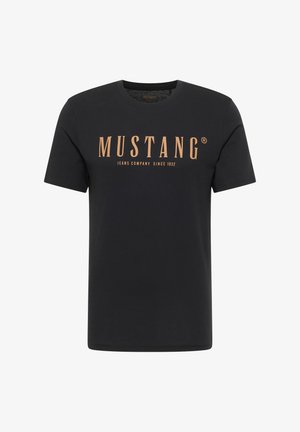 Fekete pamut rövid ujjú póló, nagy narancssárga "MUSTANG" logóval és "JEANS COMPANY SINCE 1932" felirattal. Egyszerű dizájn.
