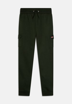 Dunkelgrüne Cargo-Sweatpants mit elastischem Bund, schwarzem Kordelzug, seitlichen Klappentaschen und einem kleinen Markenpatch auf der rechten Tasche.
