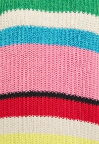 Dzianinowy sweter z poziomymi paskami w kolorach zielonym, niebieskim, różowym, czerwonym, kremowym i żółtym. Teksturowany, prążkowany materiał w kontrastujących kolorach.